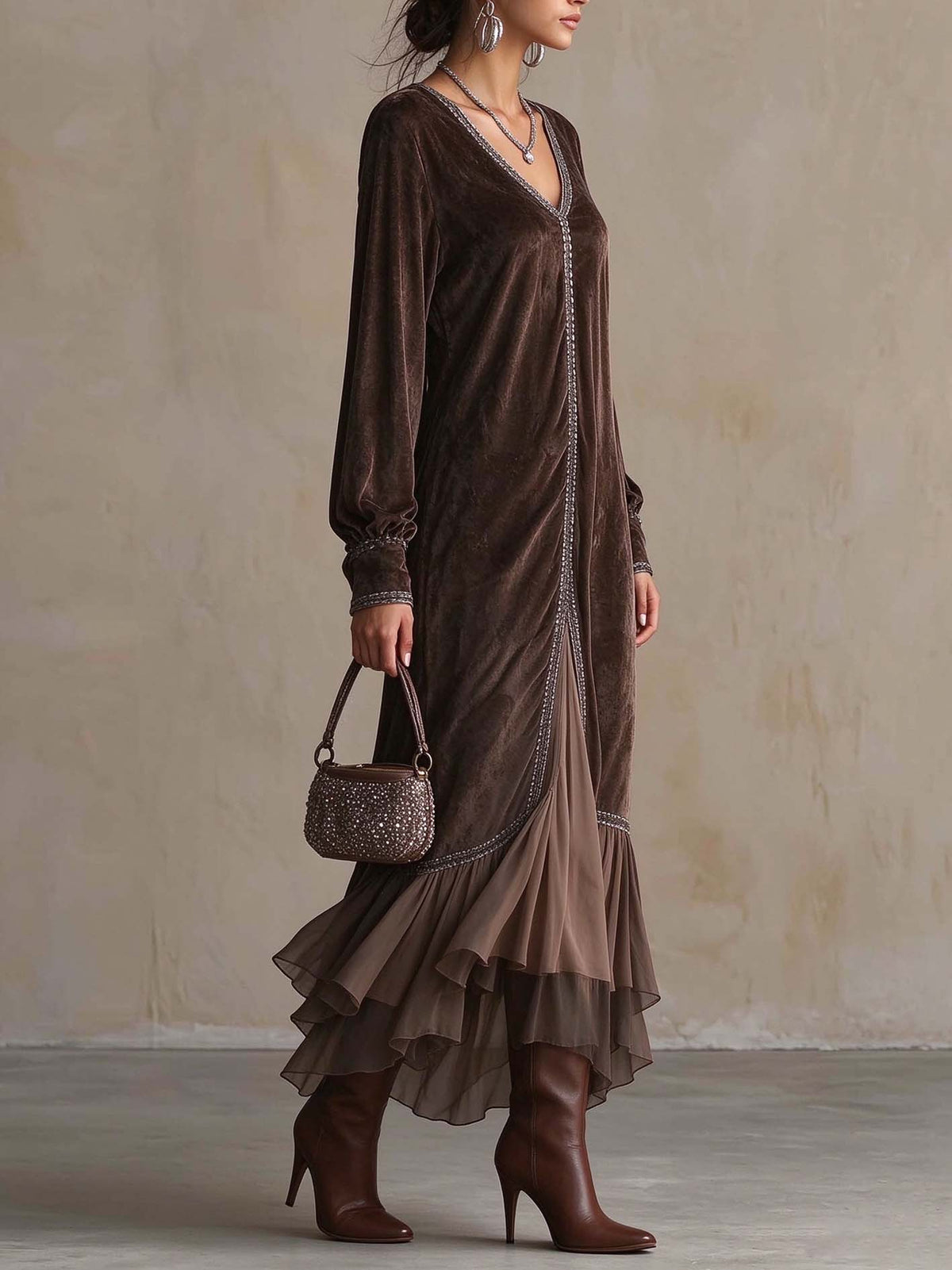 Teresa | Ausgestelltes Midikleid aus Kunstwildleder mit V-Ausschnitt und Zierdetails
