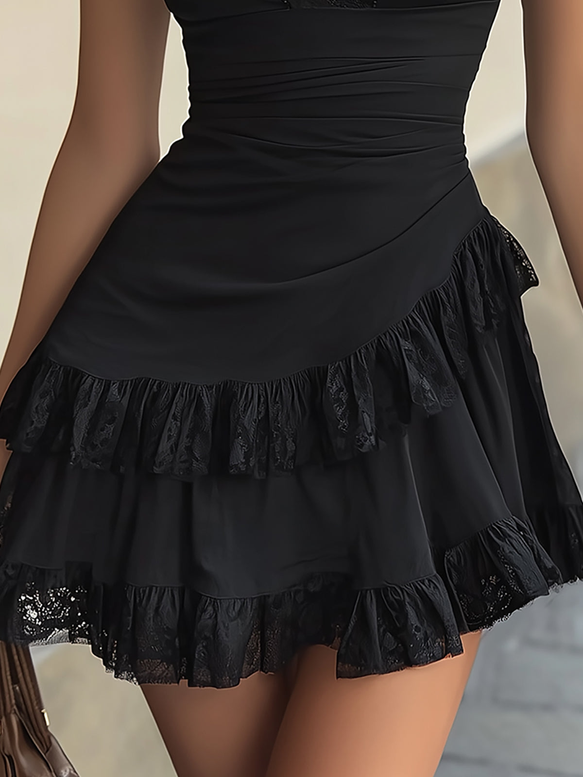 Estelle – Schwarzes Spitzen-Minikleid mit Volants