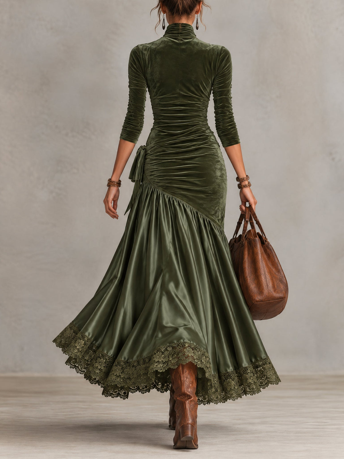 Antonella | Olivgrünes Maxikleid aus Samt und Satin mit Einsätzen und Spitzensaum