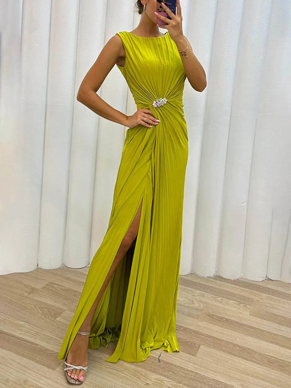 Yael™ | Elegantes Kleid mit hohem Kragen