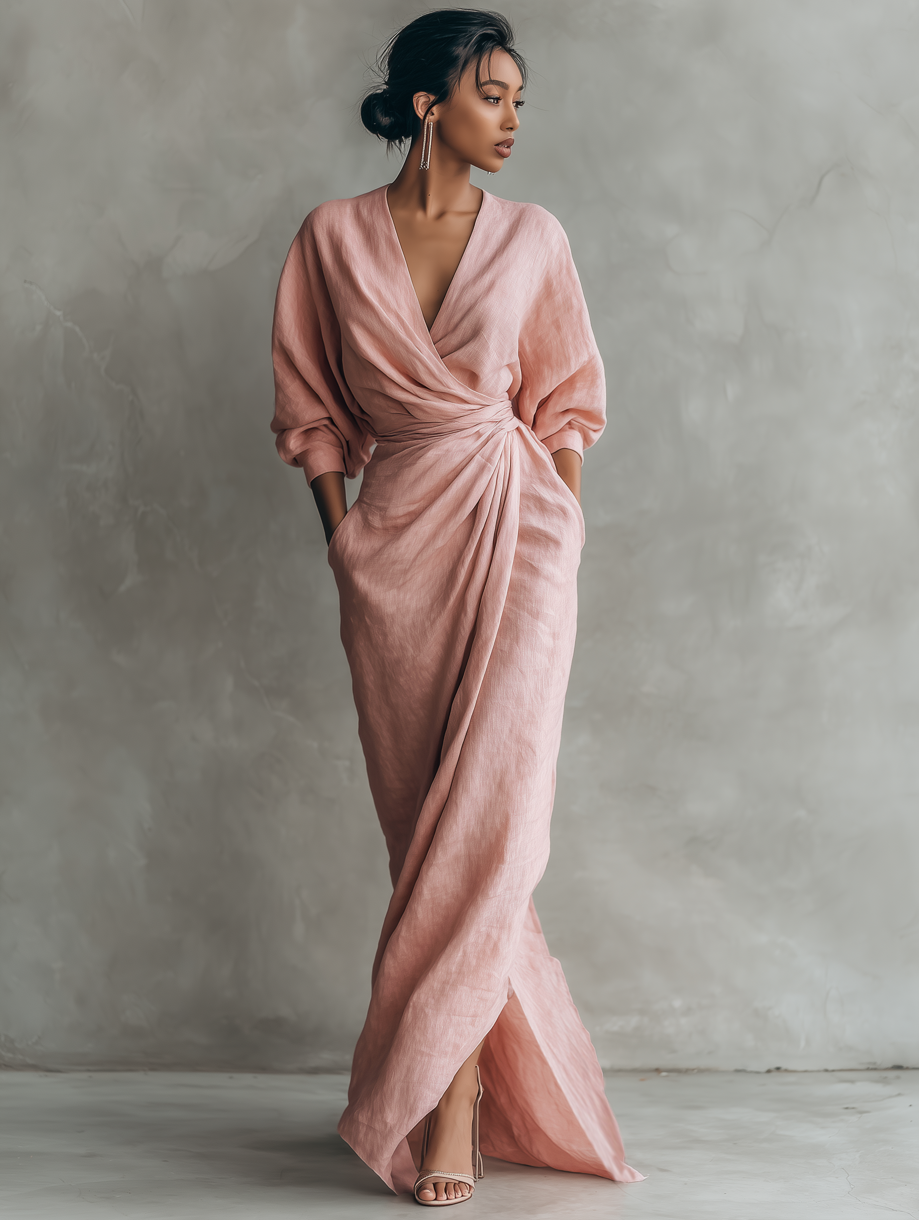 Minimalistisches Maxikleid in Pink mit V-Ausschnitt aus Leinenmischung für die Frau