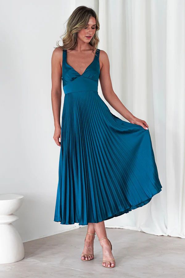 Langes plissiertes Kleid mit V-Ausschnitt