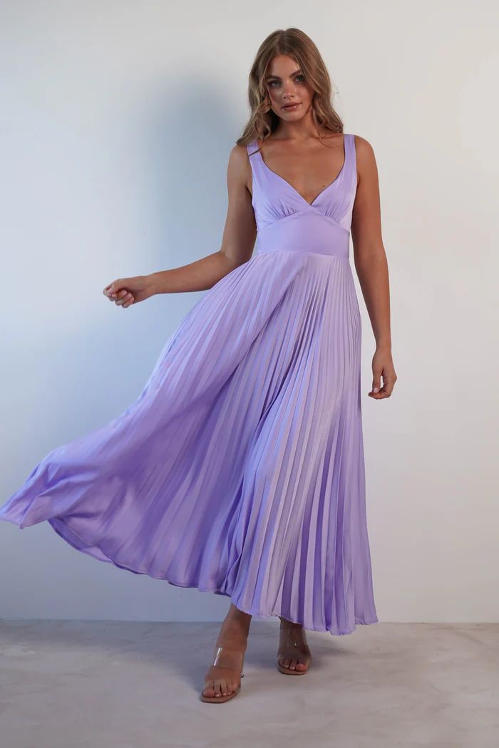 Langes plissiertes Kleid mit V-Ausschnitt