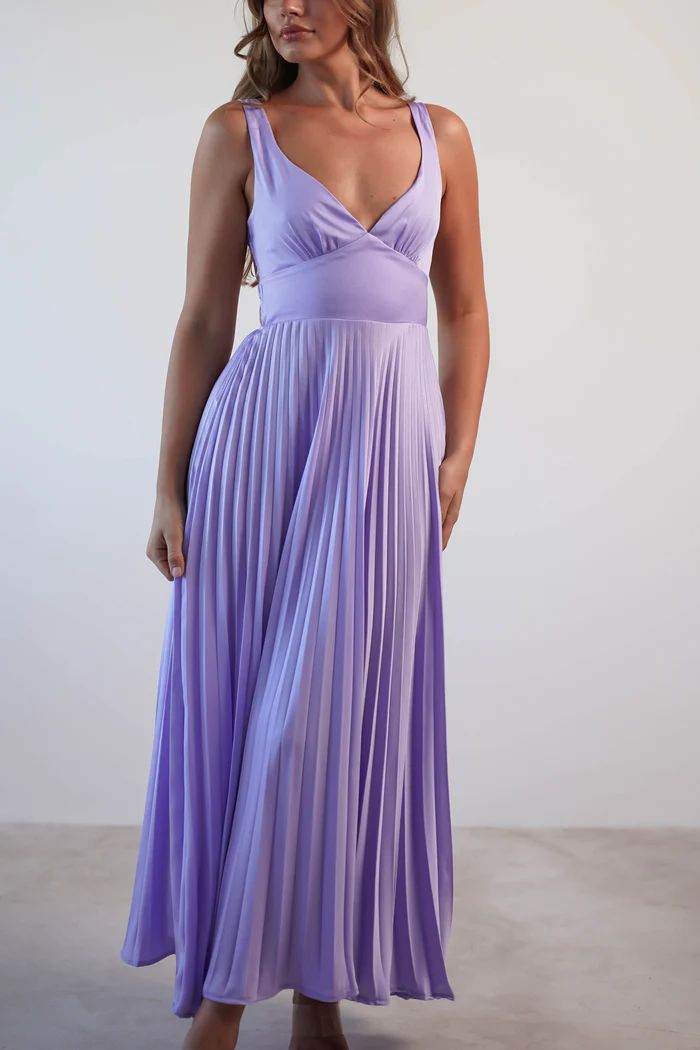 Langes plissiertes Kleid mit V-Ausschnitt