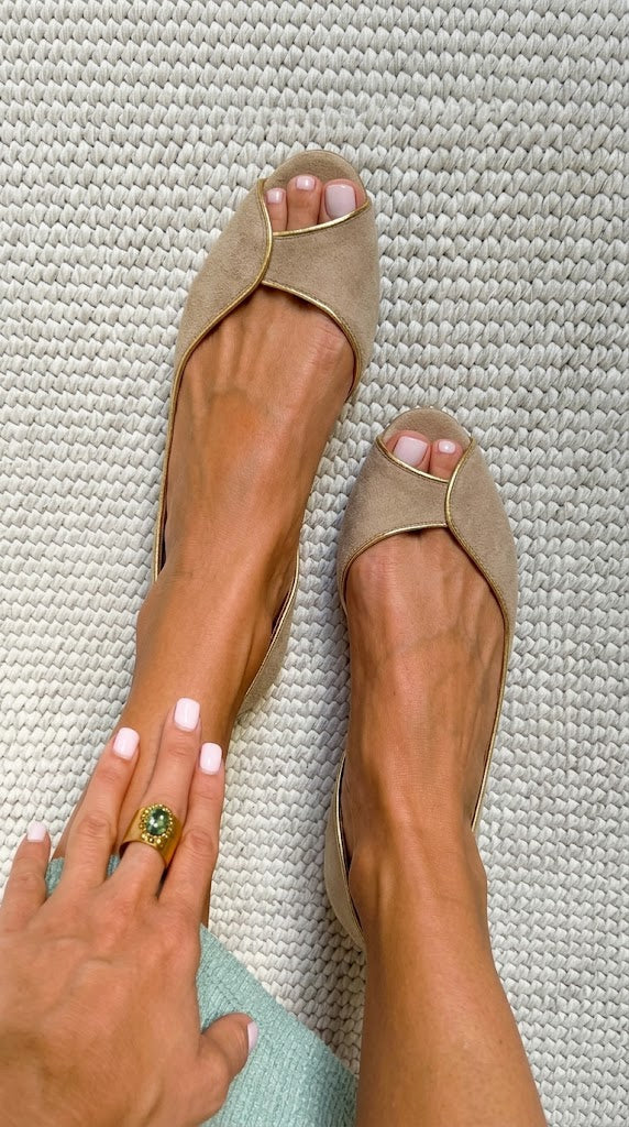 D'Orsay-Ballerinas aus Wildleder mit offener Zehenpartie in Beige und Gold