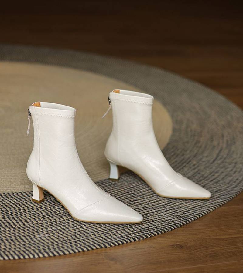 Fulvia | Minimalistische Lederstiefeletten mit mittelhohem Absatz