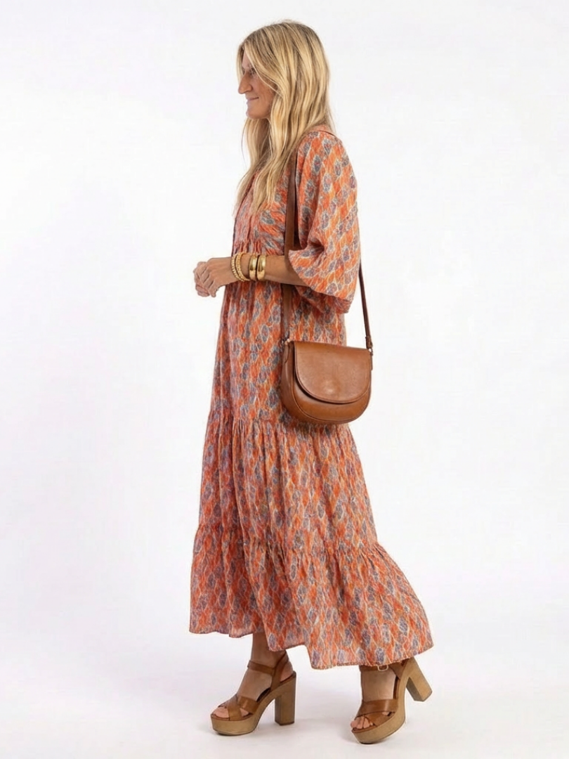 Amara | Midi-Kleid mit V-Ausschnitt, gestuftem Schnitt und geometrischem Muster