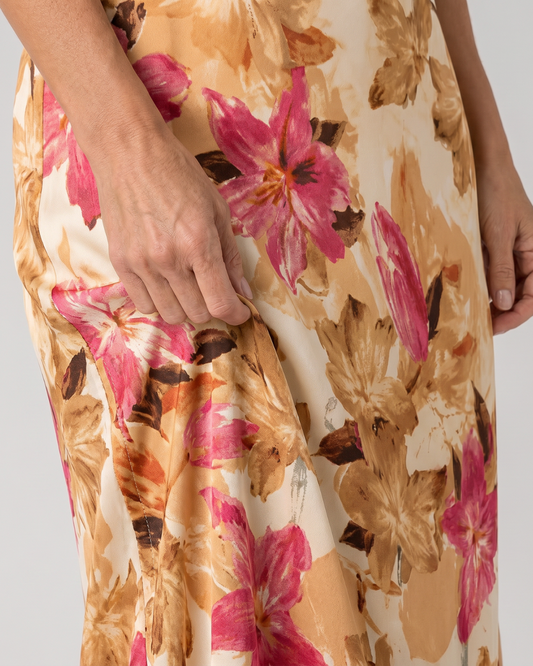 Cekel | Midikleid mit botanischem Print, Rückenausschnitt und fließendem Rock