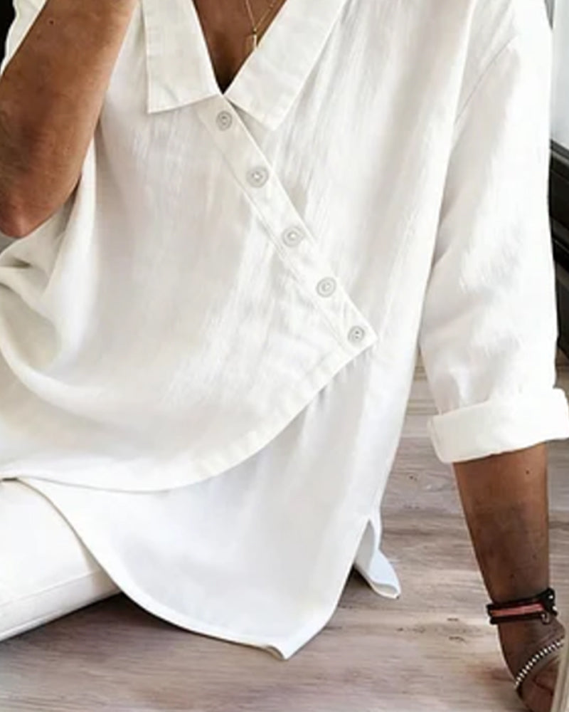 Asymmetrische Bluse mit Kragen und diagonaler Knöpfung
