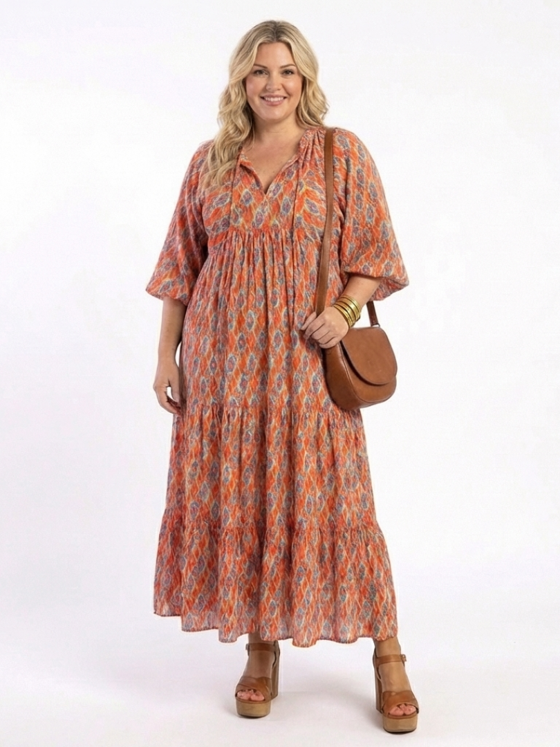 Amara | Midi-Kleid mit V-Ausschnitt, gestuftem Schnitt und geometrischem Muster