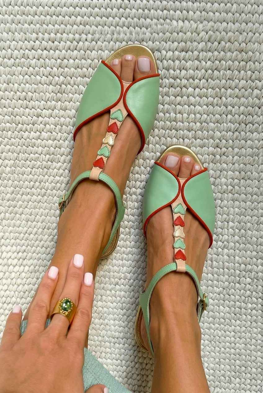 Flache Slingback-Sandalen mit offener Zehenpartie und Herzdetail