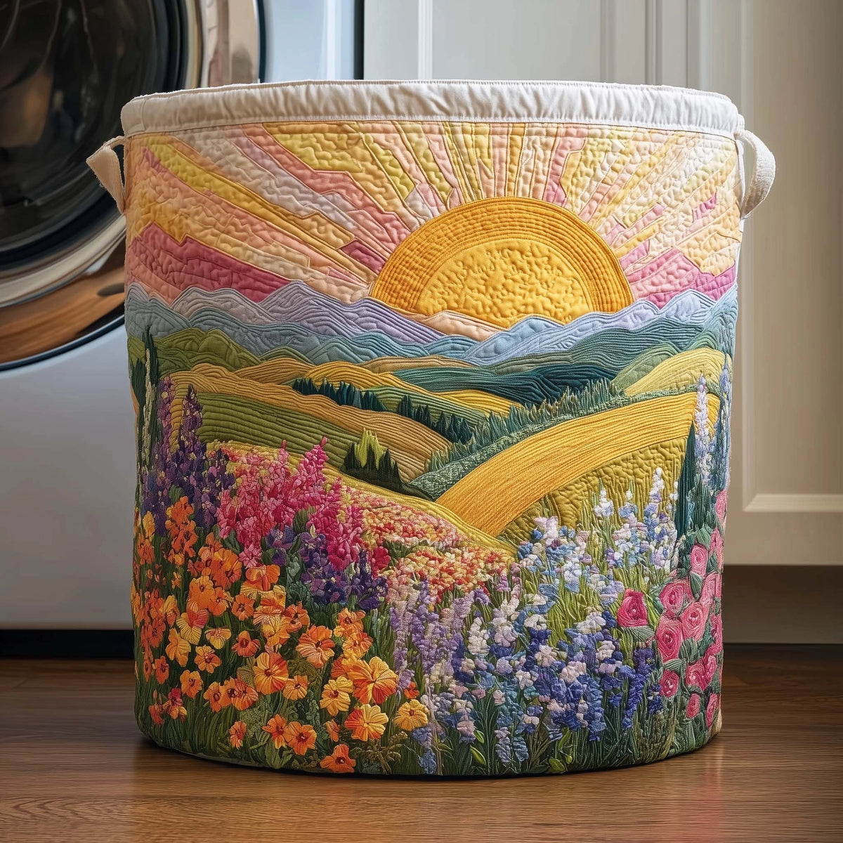 Gepolsterter Korb mit Sonnenaufgang über einer Blumenwiese
