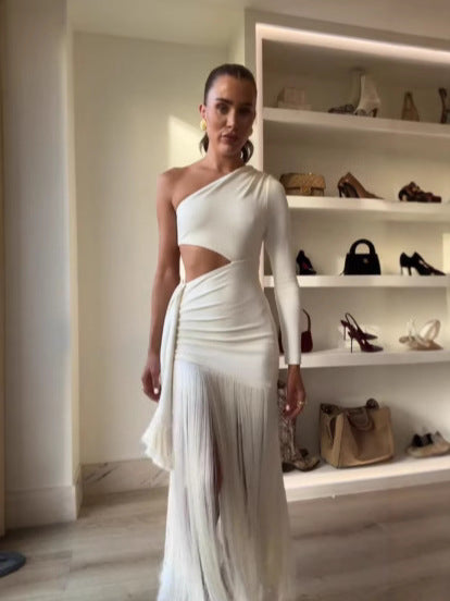 Ein-Schulter-Stretch-Maxikleid mit Ausschnitt, Drapierung und Fransen