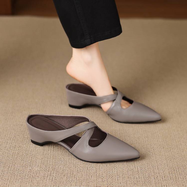 Selva Pumps aus echtem Leder mit gekreuzten Riemen und spitzer Zehenpartie