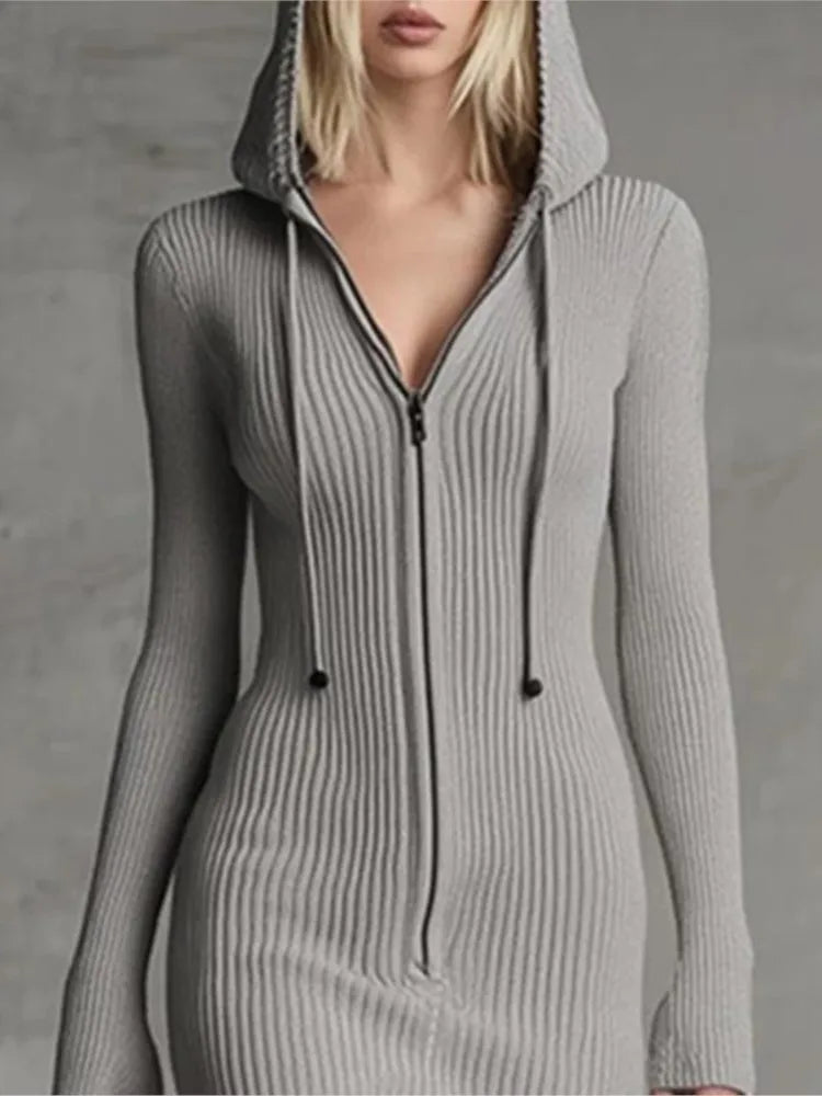 Sierra – Geripptes Strickkleid mit Kapuze