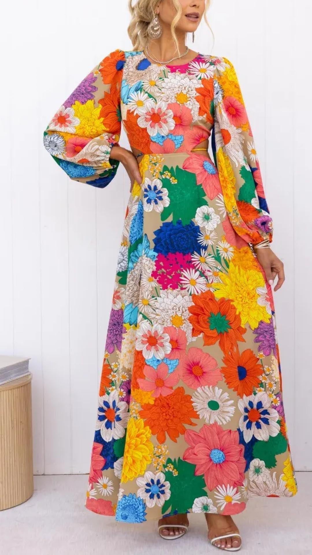 Langes Kleid mit offenem Rücken und elastischem Blumenbesatz