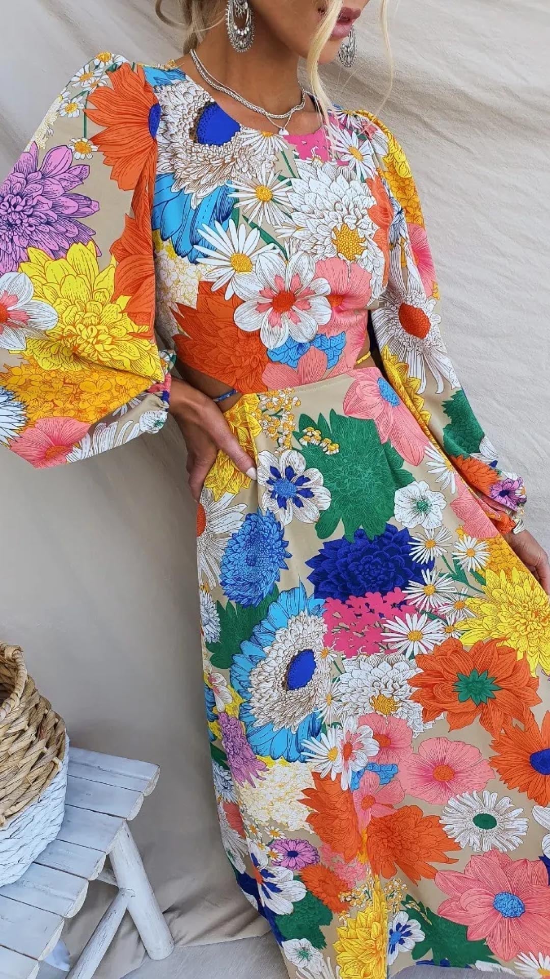 Langes Kleid mit offenem Rücken und elastischem Blumenbesatz