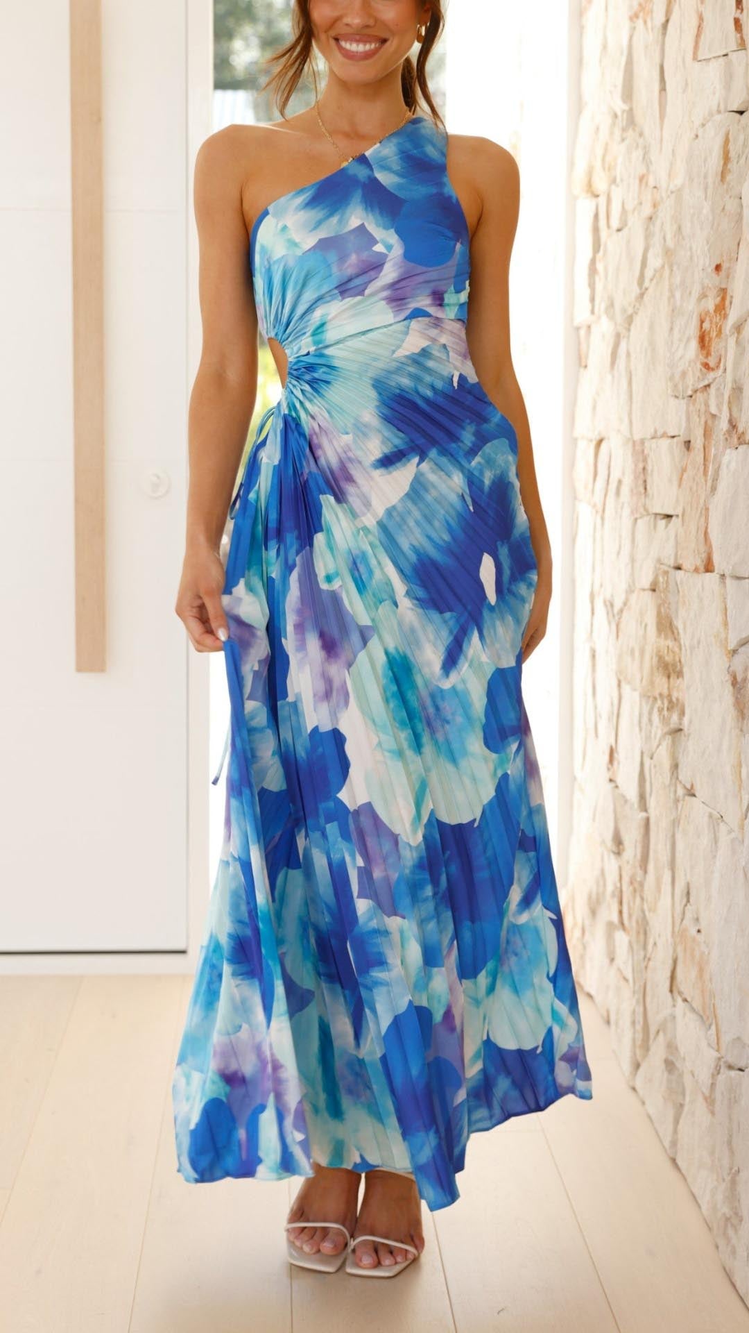 Blaues, schulterfreies, langes Kleid mit Blumenmuster und Faltenrock