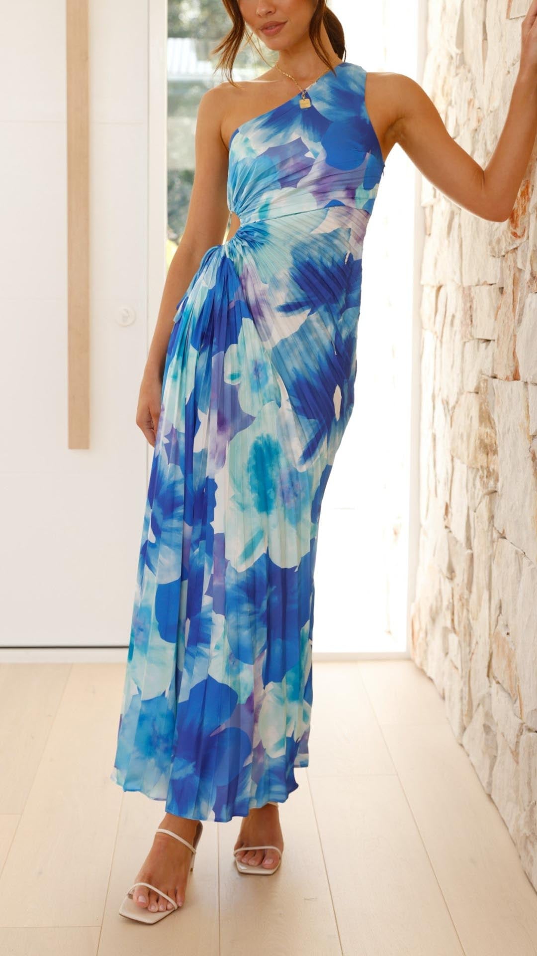 Blaues, schulterfreies, langes Kleid mit Blumenmuster und Faltenrock