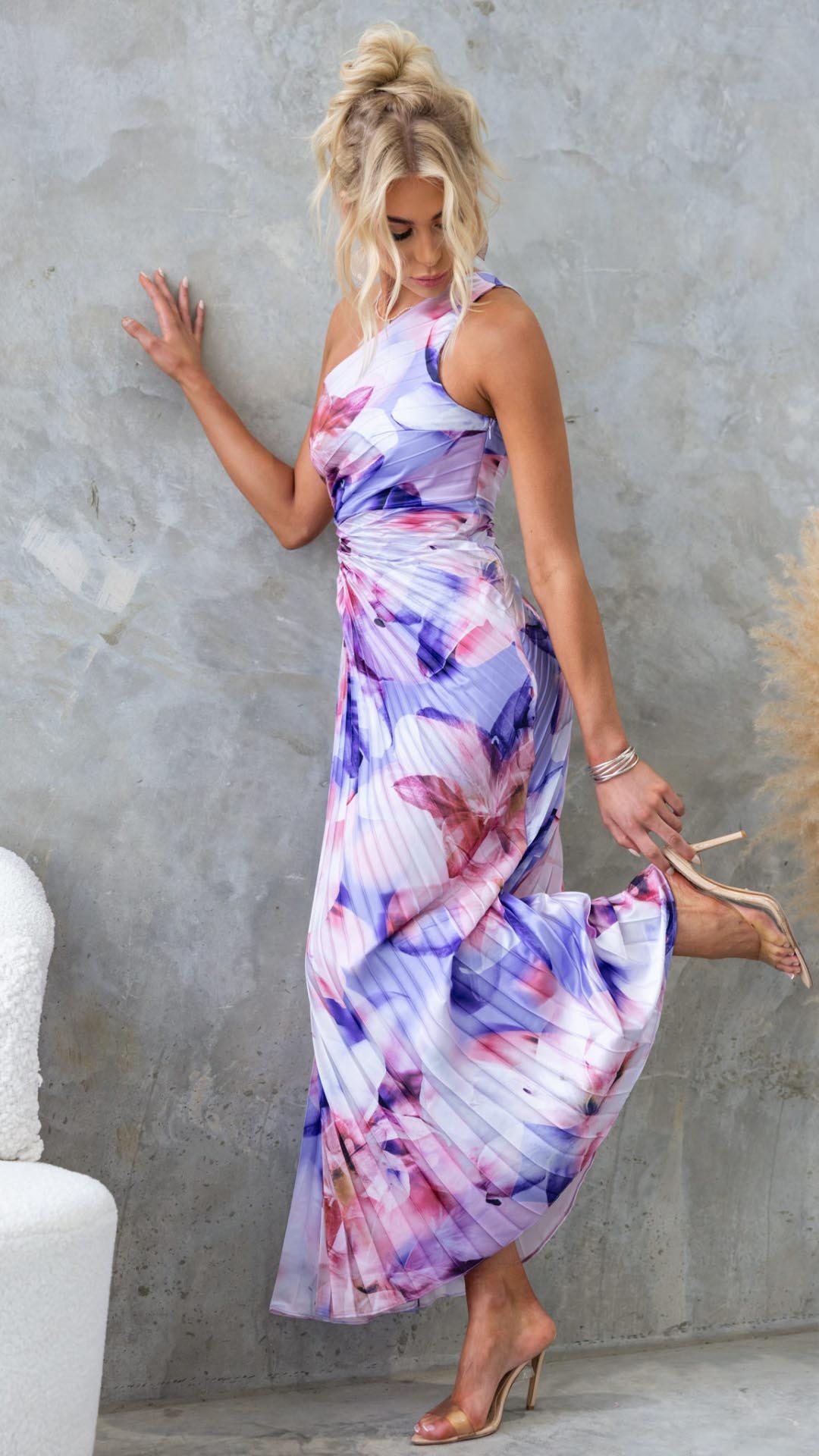 Langes schulterfreies Plisseekleid mit Blumendruck