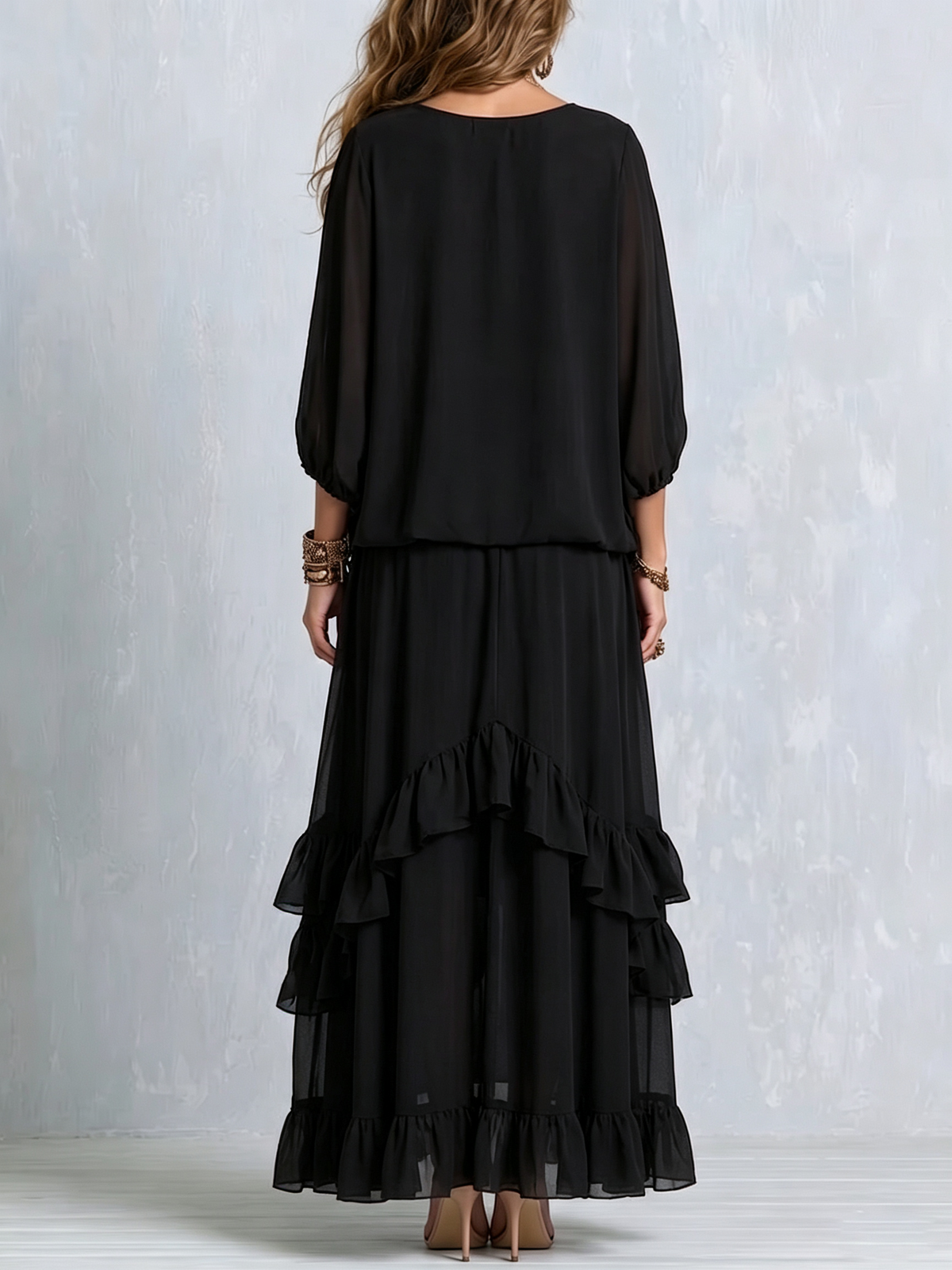 Elvire | Schwarzes Chiffon-Oberteil mit V-Ausschnitt und Fransen & Stufenrock mit Volants