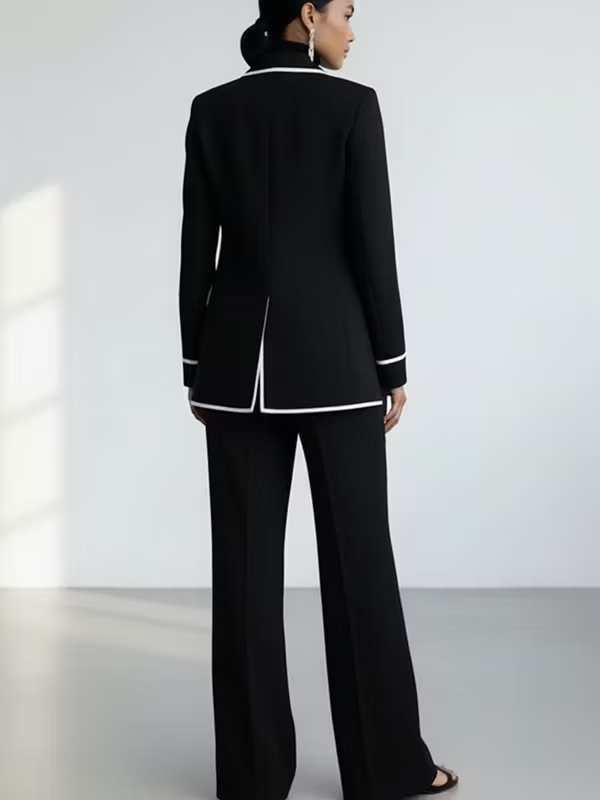 Claudine | Schwarzes zweiteiliges Blazer-Set mit weißer Kontrastpaspelierung und weiter Hose