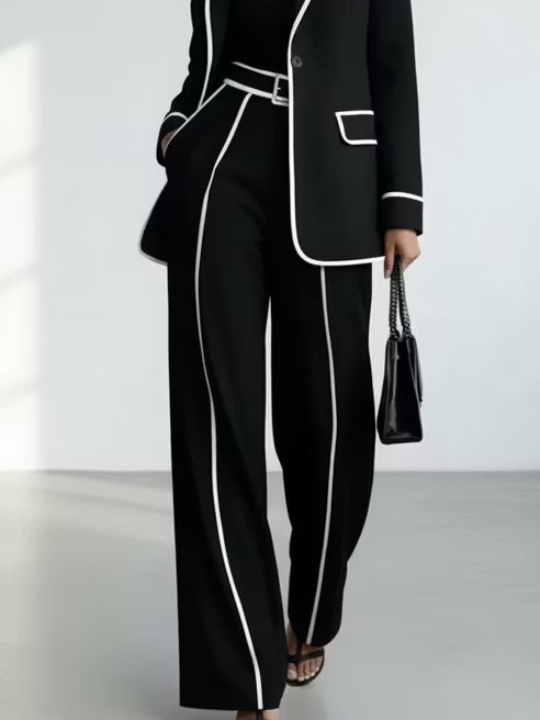Claudine | Schwarzes zweiteiliges Blazer-Set mit weißer Kontrastpaspelierung und weiter Hose