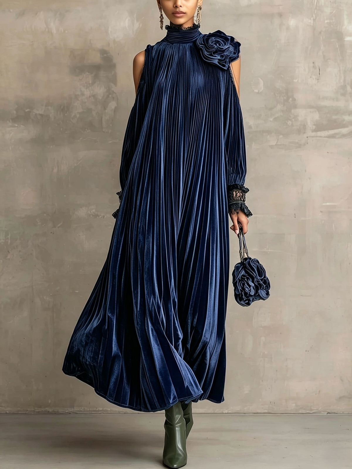 Rosa | Olivgrünes plissiertes Maxikleid mit Blumendetail an der Schulter
