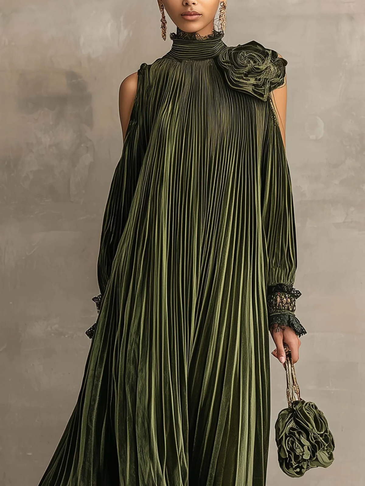 Rosa | Olivgrünes plissiertes Maxikleid mit Blumendetail an der Schulter