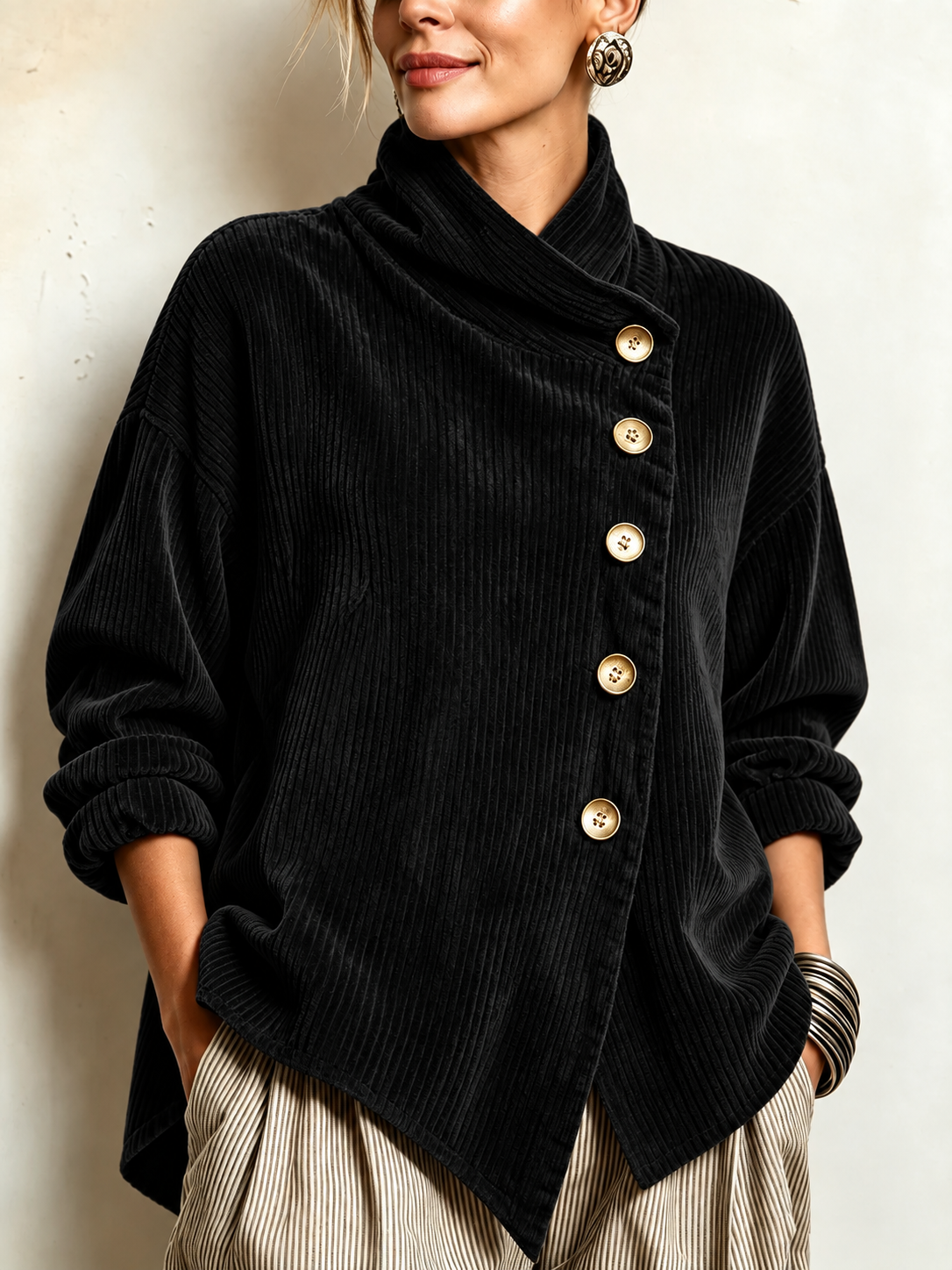 Olivia – Cordbluse mit schräger Knopfleiste – Schwarz