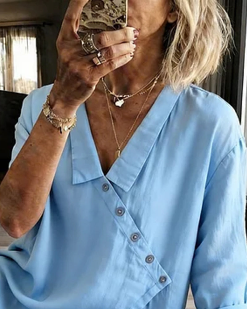 Asymmetrische Bluse mit Kragen und diagonaler Knöpfung