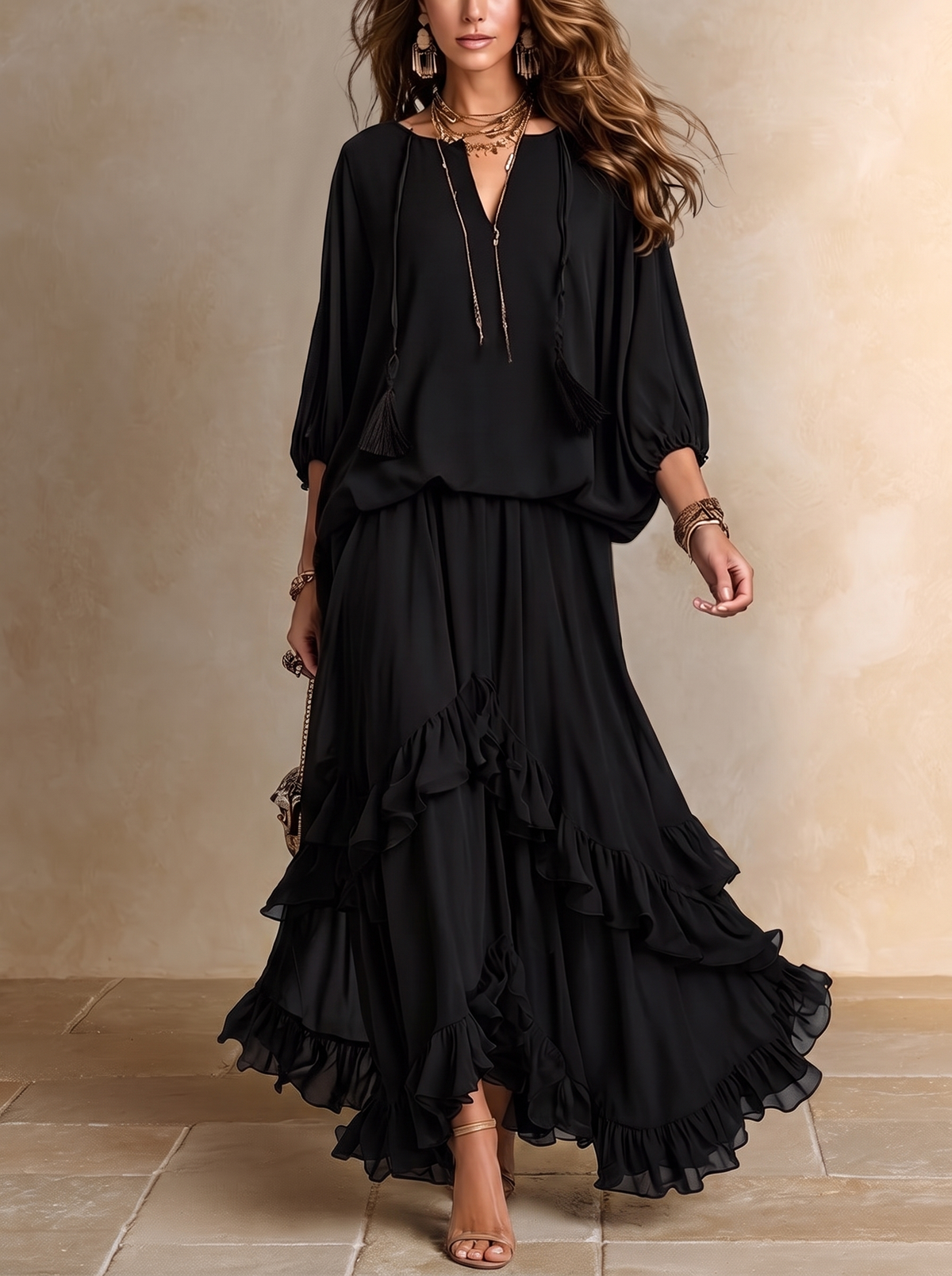 Elvire | Schwarzes Chiffon-Oberteil mit V-Ausschnitt und Fransen & Stufenrock mit Volants