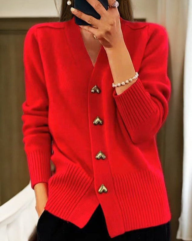 Michaela – Cardigan mit V-Ausschnitt und Herzknöpfen