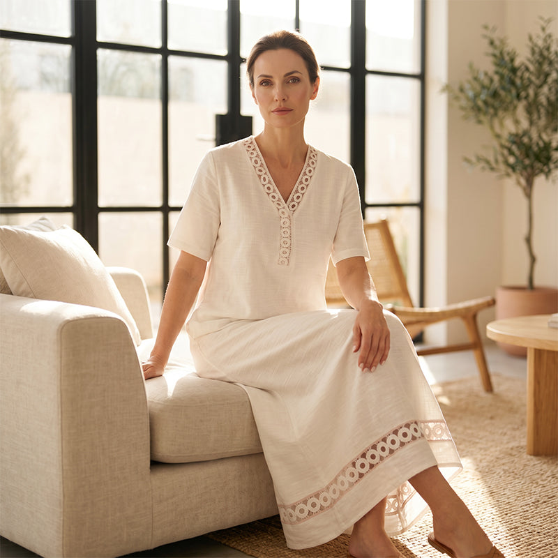 Mirella – Langes Kleid mit V-Ausschnitt und Spitze