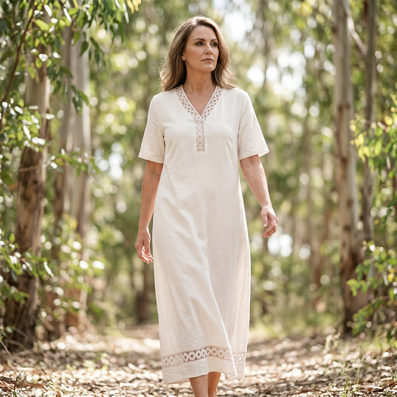 Mirella – Langes Kleid mit V-Ausschnitt und Spitze