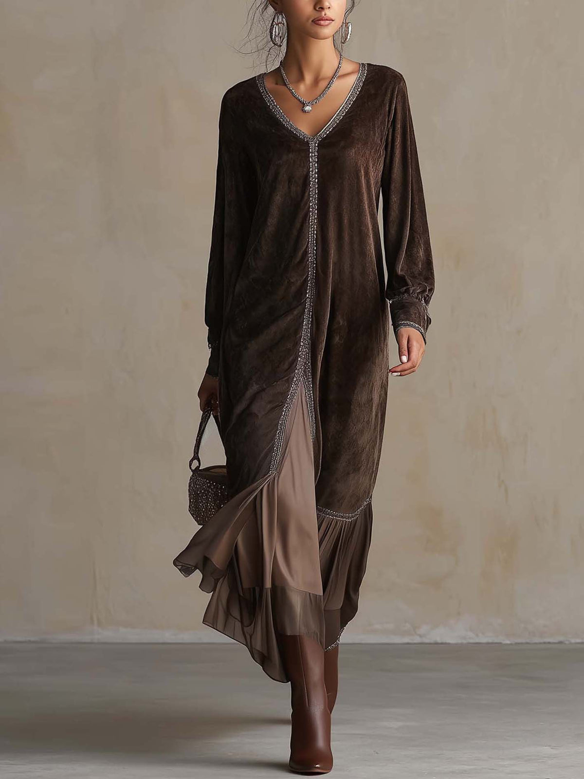 Teresa | Ausgestelltes Midikleid aus Kunstwildleder mit V-Ausschnitt und Zierdetails