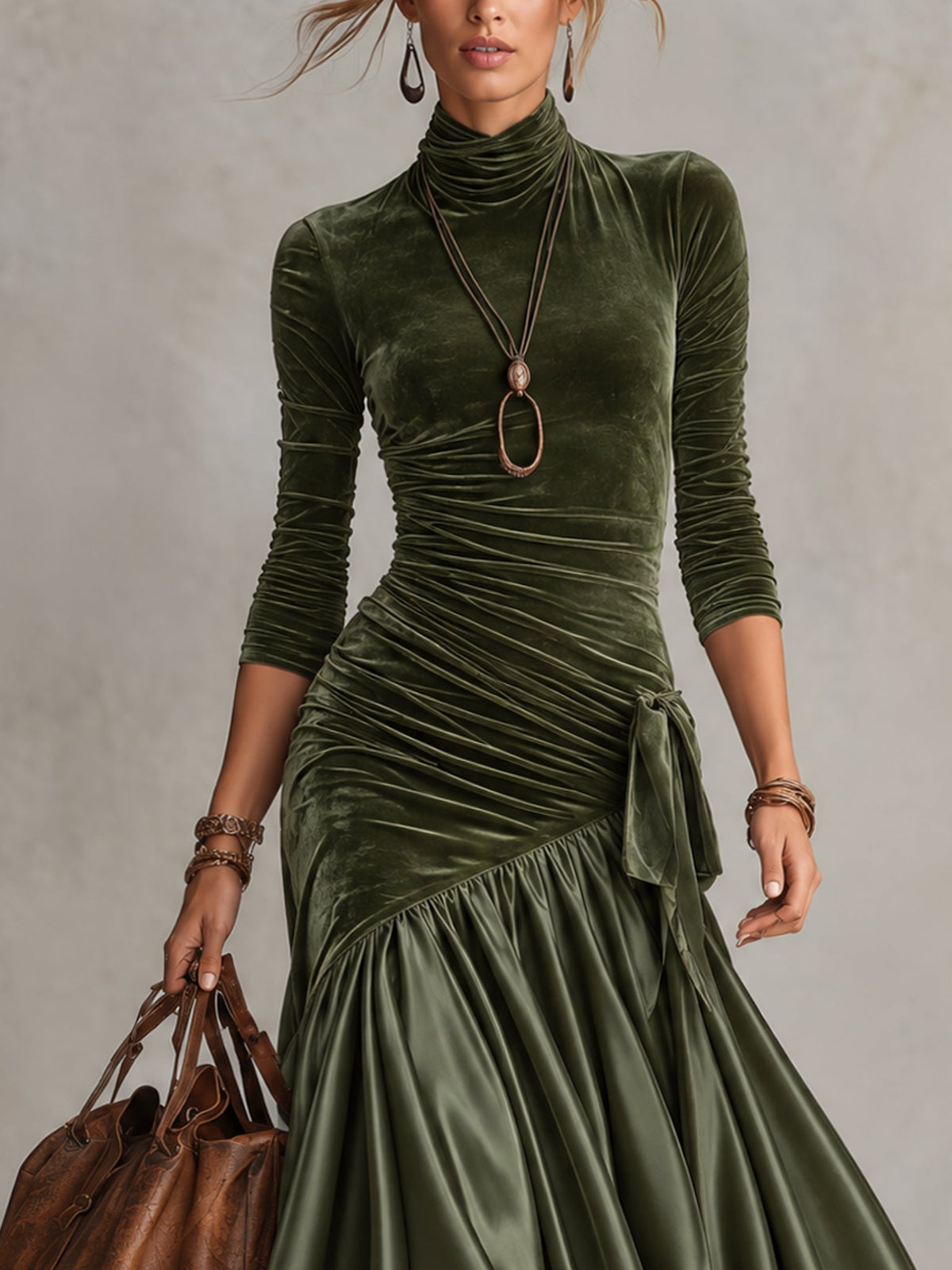 Antonella | Olivgrünes Maxikleid aus Samt und Satin mit Einsätzen und Spitzensaum