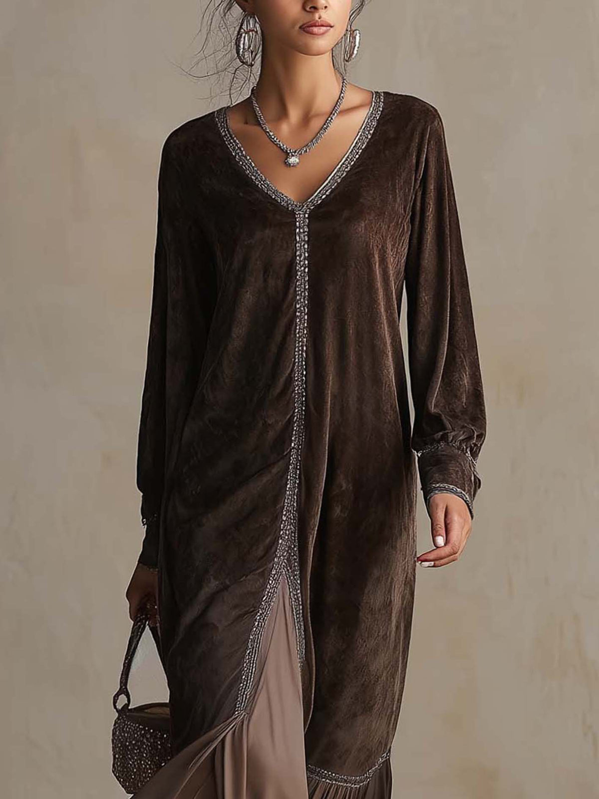 Teresa | Ausgestelltes Midikleid aus Kunstwildleder mit V-Ausschnitt und Zierdetails