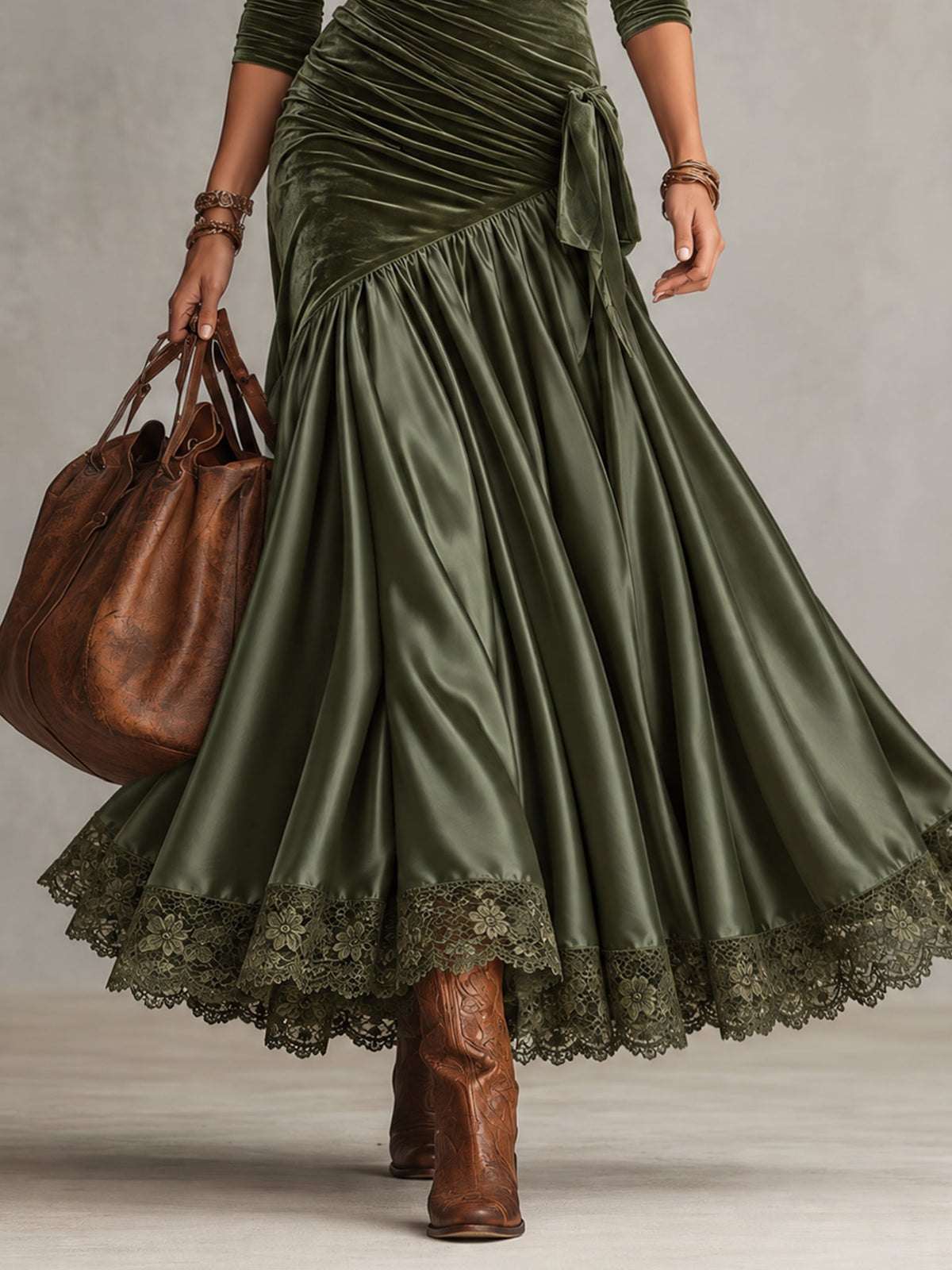 Antonella | Olivgrünes Maxikleid aus Samt und Satin mit Einsätzen und Spitzensaum