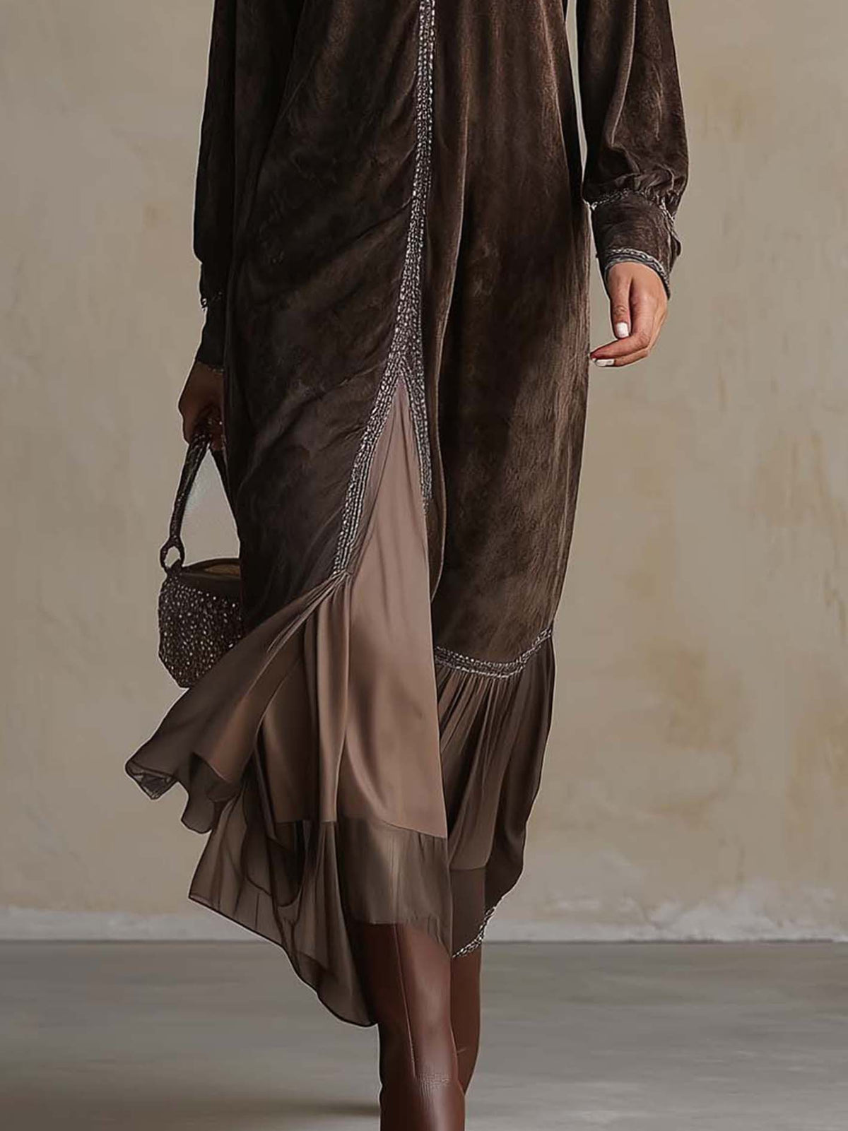 Teresa | Ausgestelltes Midikleid aus Kunstwildleder mit V-Ausschnitt und Zierdetails
