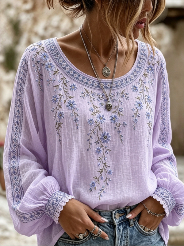 Iris™ | Lila Bluse mit Blumenmuster und blauer Stickerei