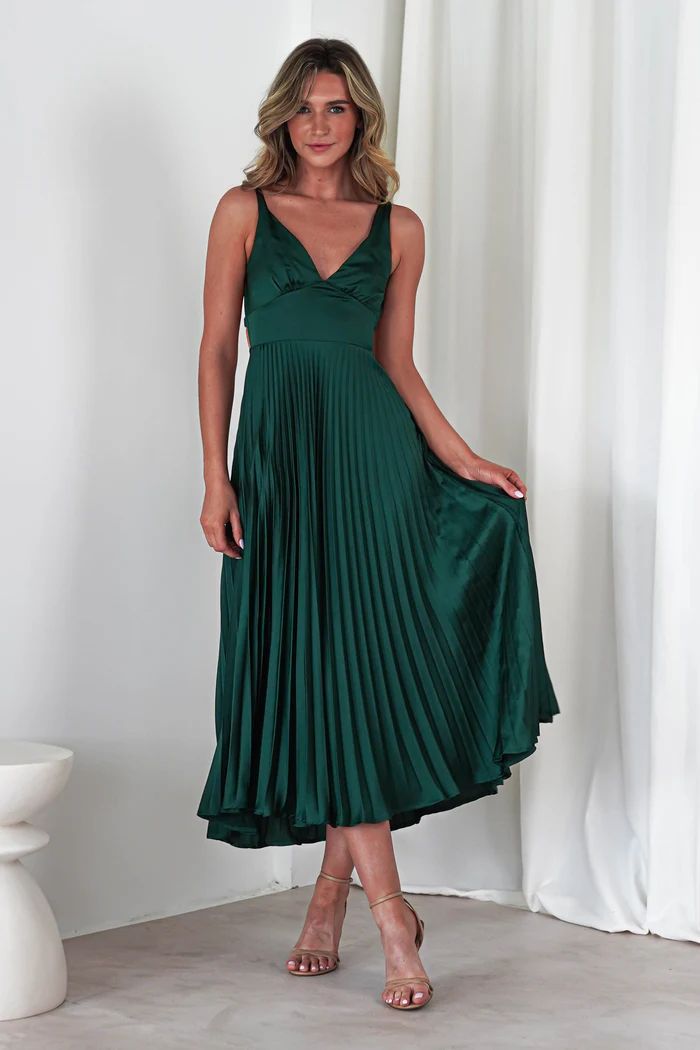Langes plissiertes Kleid mit V-Ausschnitt