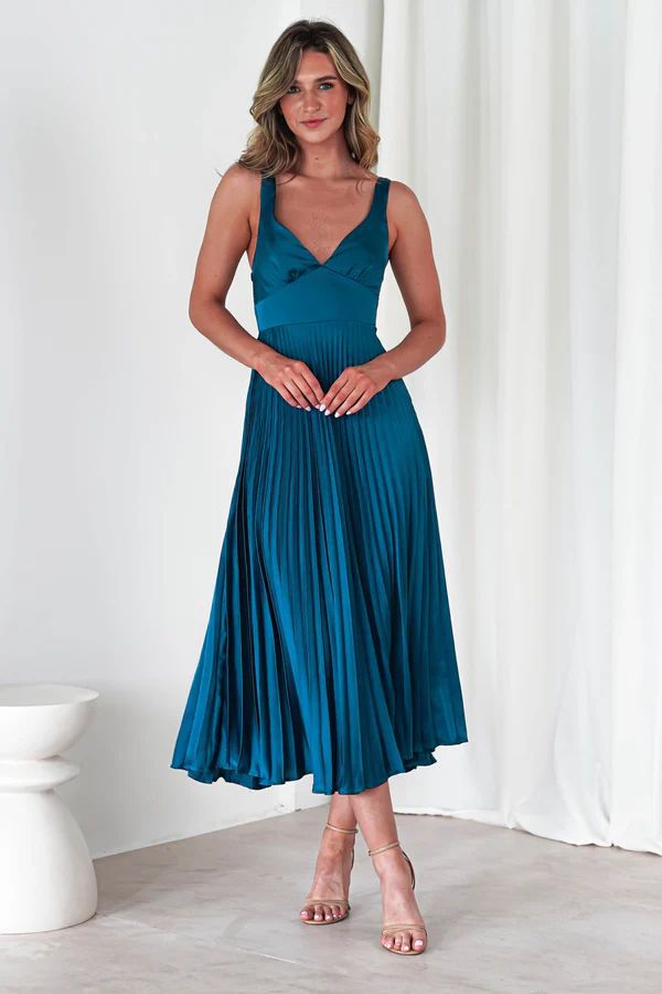 Langes plissiertes Kleid mit V-Ausschnitt
