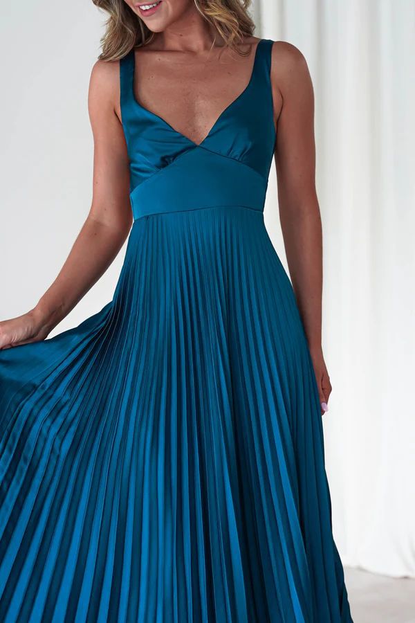 Langes plissiertes Kleid mit V-Ausschnitt