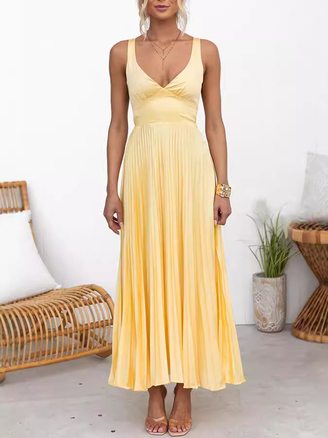 Langes plissiertes Kleid mit V-Ausschnitt