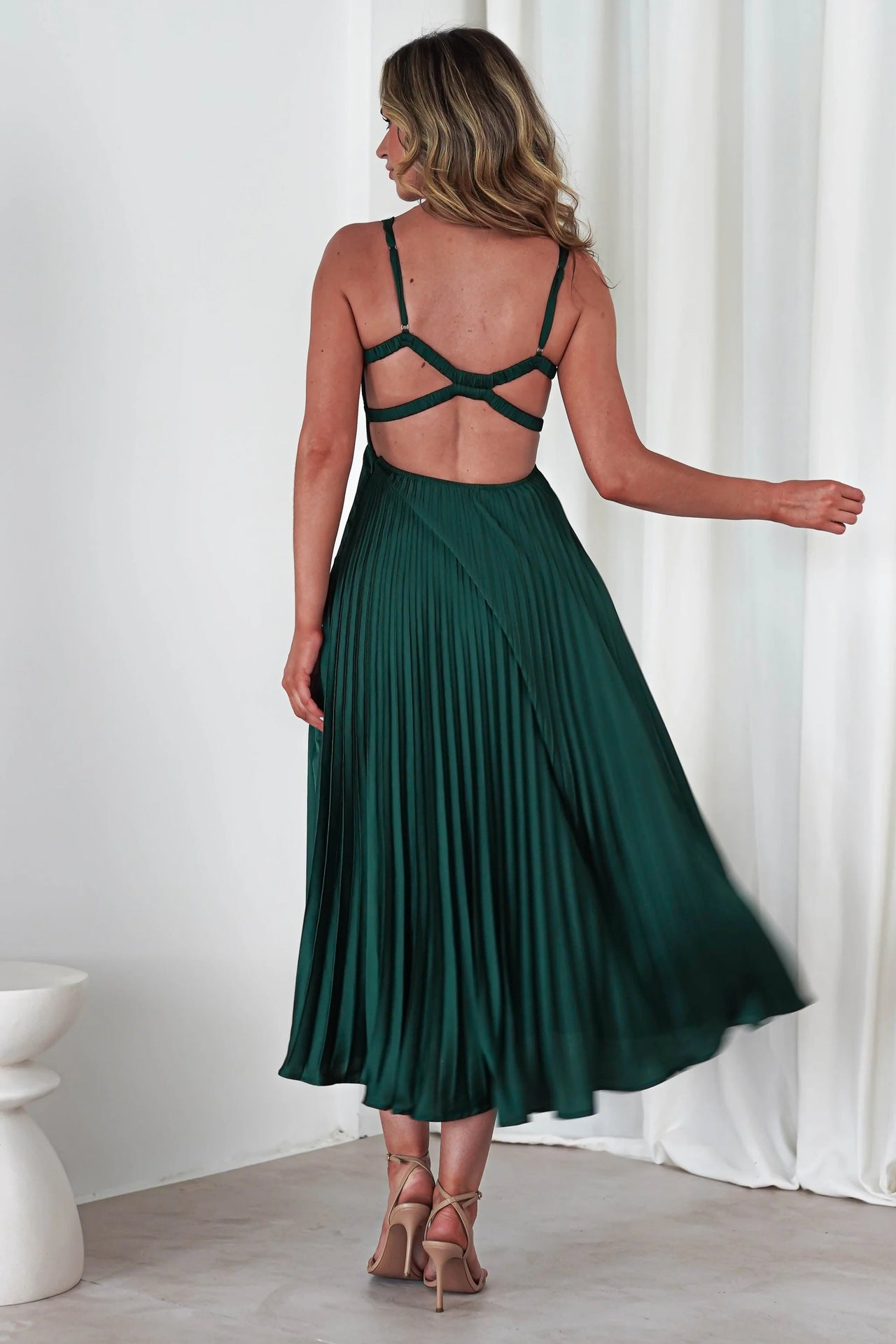 Langes plissiertes Kleid mit V-Ausschnitt