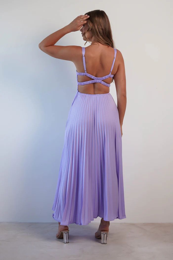 Langes plissiertes Kleid mit V-Ausschnitt