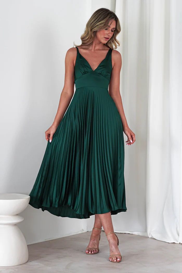 Langes plissiertes Kleid mit V-Ausschnitt