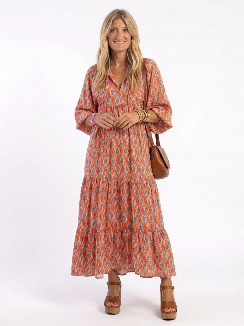 Amara | Midi-Kleid mit V-Ausschnitt, gestuftem Schnitt und geometrischem Muster