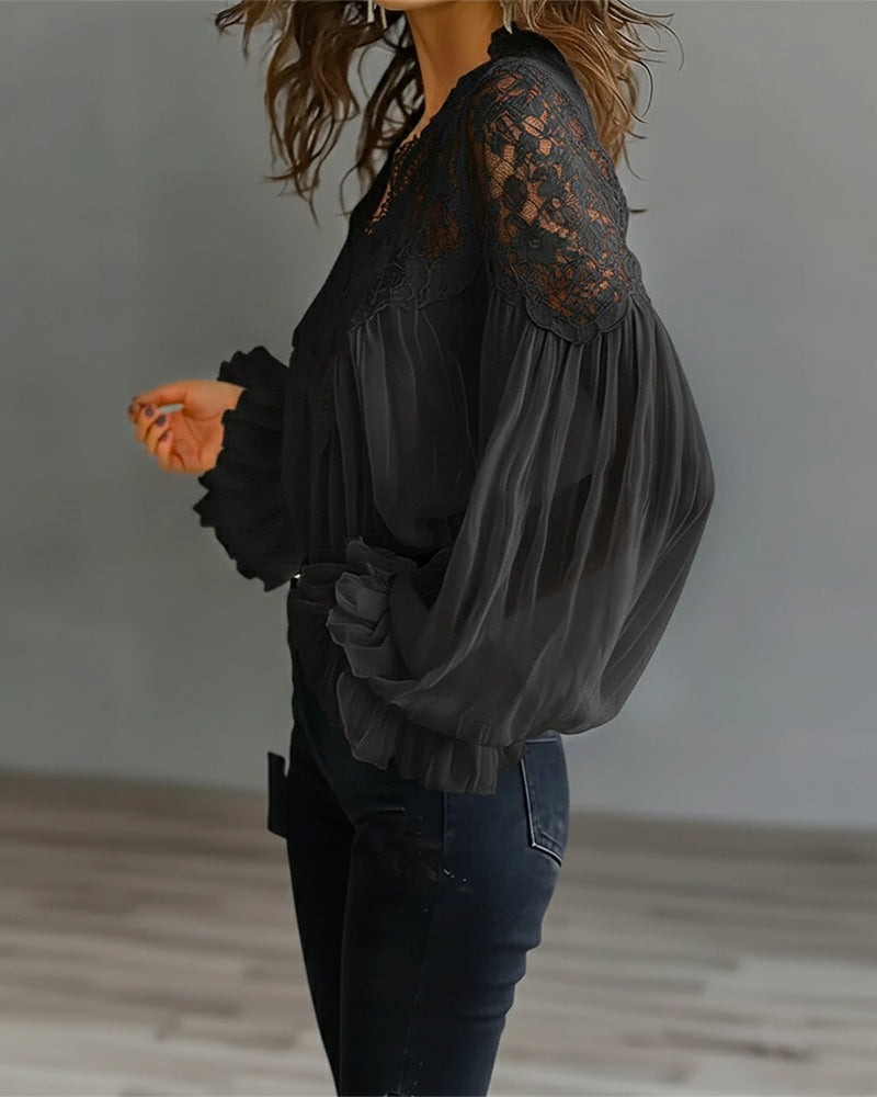 Patchwork-Spitzenbluse mit V-Ausschnitt